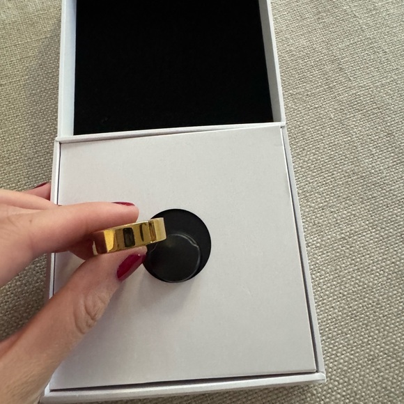 Oura Gold Smart Ring - Picture 2 of 4